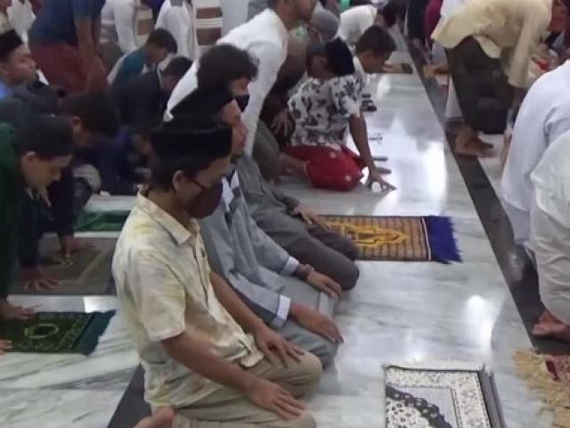 Thế giới - Người Indonesia ngồi chen vai, cầu nguyện bất chấp dịch Covid-19