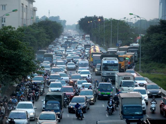 Người dân ùn ùn về quê nghỉ lễ, nhiều tuyến đường ở Hà Nội, TP.HCM kẹt xe kinh hoàng