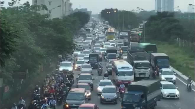 Người dân ùn ùn về quê nghỉ lễ, nhiều tuyến đường ở Hà Nội, TP.HCM kẹt xe kinh hoàng