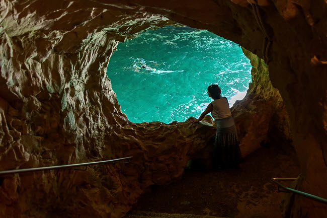 Rosh HaNikra, Israel: Hang động trên bờ biển Địa Trung Hải rất thân thiện với du khách. Bạn có thể di chuyển bằng cáp treo dọc vách núi đá vôi để vào bên trong, trước khi khám phá các cấu trúc đá dọc lối đi có lan can bảo vệ.
