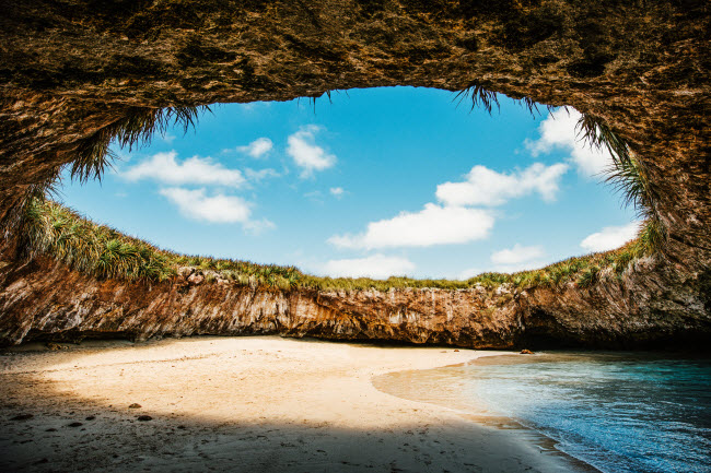 Playa Escondida, Mexico: Nằm trên quần đảo Marieta,  Playa Escondida từng là một hang động biển nhưng trần của nó đã bị sập cách đây rất lâu. Ngày nay, địa danh này được miêu tả là bãi biển bí ẩn và trở thành điểm bơi và tắm nắng hấp dẫn.
