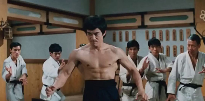 Lý Tiểu Long vào vai Trần Chân trong "Tinh Võ Môn" sản xuất 1972, một mình hạ gục dàn võ sĩ Judo Nhật Bản