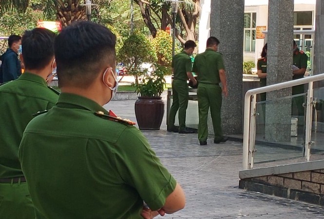Cảnh sát có mặt tại chung cư Saigon New&nbsp;chiều 28/4. Ảnh: Tân Châu
