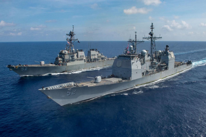 Tàu USS Bunker Hill (phải) và tàu USS Barry được nhìn thấy ở biển Đông. Ảnh: Hải quân Mỹ