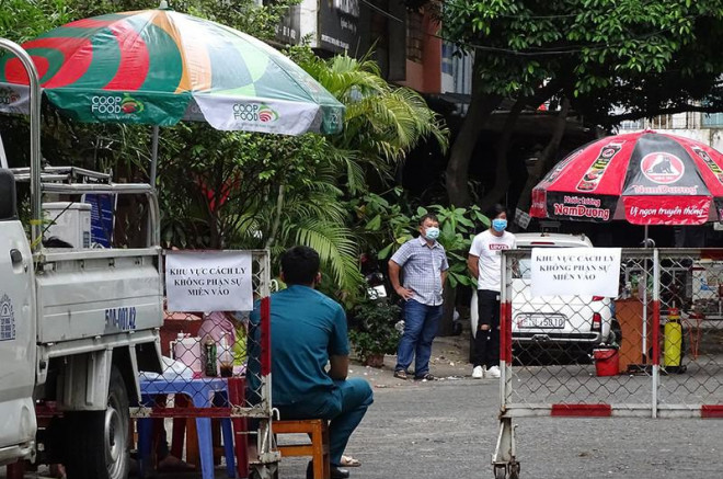 Lực lượng chức năng phong tỏa, cách ly một block ở chung cư 1A-1B đường Nguyễn Đình Chiểu (quận 1). Ảnh HT.