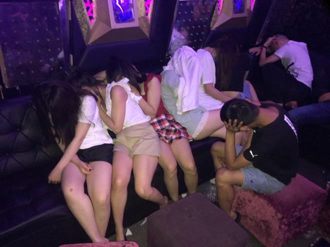 Tổ chức tiệc ma túy trong phòng VIP quán karaoke - 1