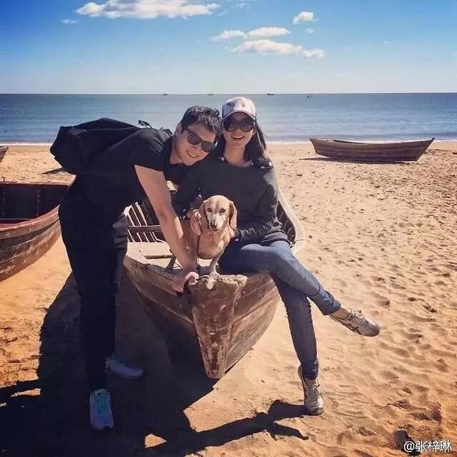 Sau khi kết hôn, Trương Tử Lâm kín tiếng hơn. Cô từng thú nhận mình chỉ là &#34;một người bình thường may mắn&#34;. Nói về ông xã, Hoa hậu tâm sự: &#34;Ở bên anh ấy rất thoải mái và chẳng có bất cứ áp lực nào. Chúng tôi sẽ dành nhiều thời gian ở bên nhau. Ở bên anh ấy, tôi có thể cảm nhận được tình yêu và sự tự do&#34;.