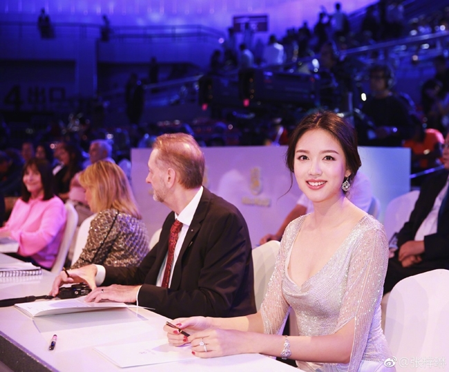 Thỉnh thoảng, Trương Tử Lâm mới xuất hiện tại một vài sự kiện thời trang. Gu thời trang của bà mẹ một con được đánh giá cao và có sự gợi cảm vừa đủ.