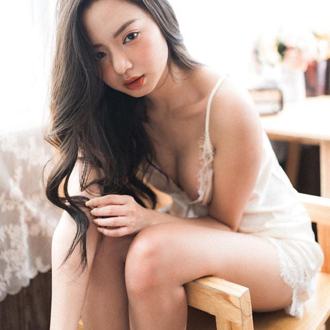 Hot girl Hải Phòng - Vũ Ngọc Kim Chi lại thích khoe dáng trong các thiết kế váy ngủ, nội y. Cô có kinh nghiệm làm người mẫu từ năm 19 tuổi. 