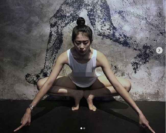 Mai Sương gây &#34;náo loạn&#34; Instagram khi không mặc phòng hộ tập yoga.&nbsp;