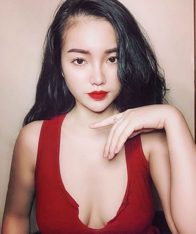 Sở hữu ngoại hình nóng bỏng, đặc biệt số đo vòng 1 lên tới 108cm, hot girl Phạm Hồng Nhung cũng từng gây chú ý khi mặc không phòng hộ. 
