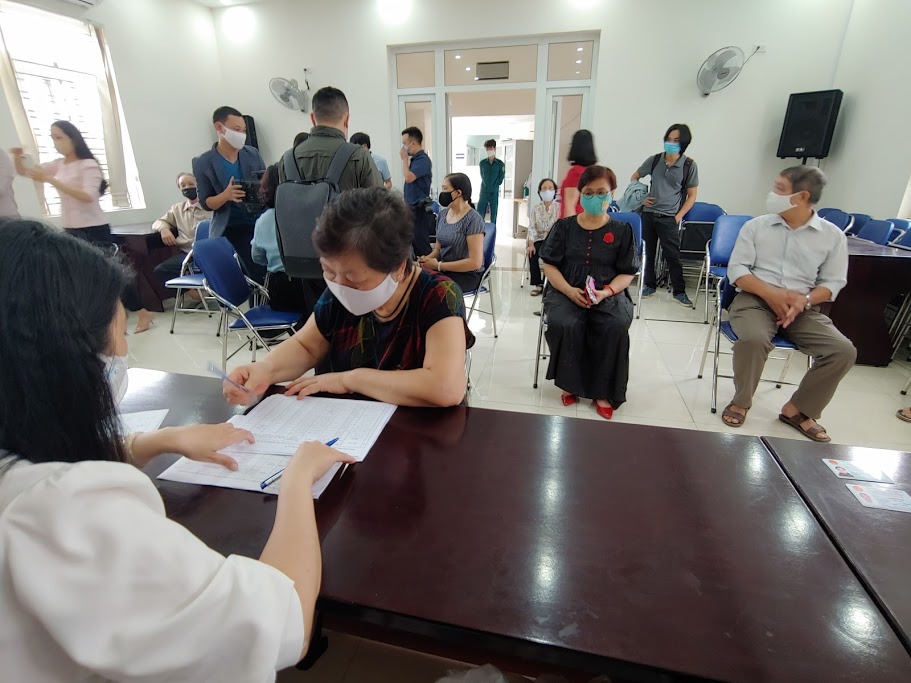 &nbsp;Người dân ở Hà Nội đến nhận tiền hỗ trợ do dịch CoVID-19.