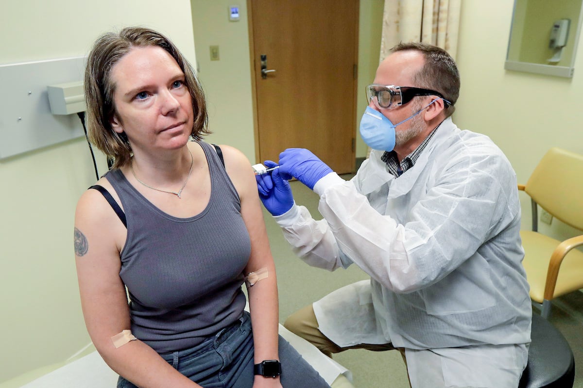 Mỹ đang rất muốn đẩy nhanh tốc độ phát triển vắc xin Covid-19 trong bối cảnh dịch bệnh lây lan (ảnh: Reuters)