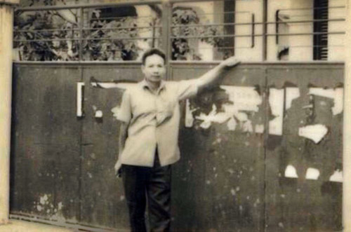 Ông Trần Văn Lai trước biệt thự số 6-8 Tự Đức. (Ảnh:&nbsp;NVCC)