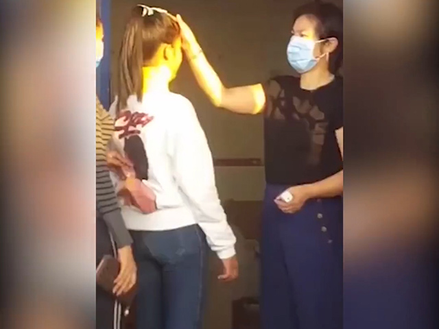 Video Clip Cười - Cách xử lý khi máy đo thân nhiệt bị hết pin