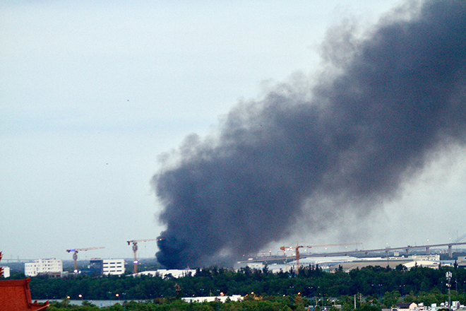 Đám cháy tạo thành cột khói bốc cao hàng trăm mét
