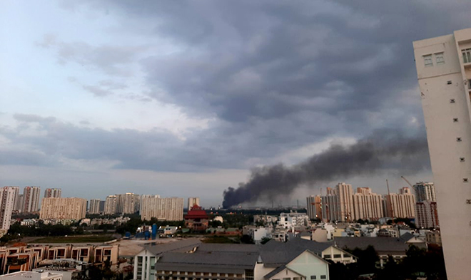 Đứng xa nhiều km vẫn thấy khói đen bốc lên