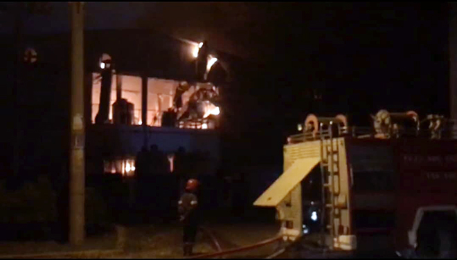 Lực lượng chữa cháy nhiều đơn vị có mặt triển khai dập lửa