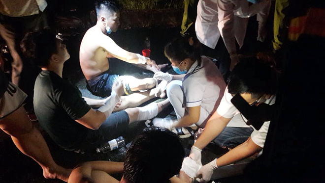 Trong quá trình chữa cháy, nhiều chiến sĩ PCCC bị bỏng nhẹ và được nhân viên y tế sơ cứu