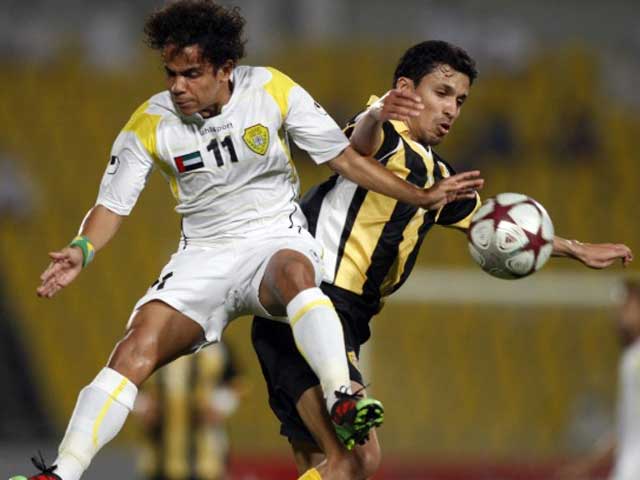 Elton Jose Xavier Gomes (áo trắng) được so sánh với Maradona