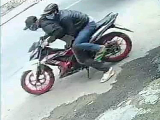 Pháp luật - 2 thanh niên xịt hơi cay cướp tiệm vàng ở Bình Chánh