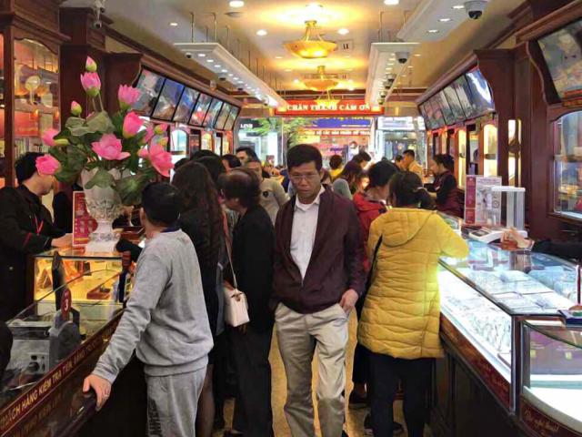 Kinh doanh - Giá vàng hôm nay 1/5: Đột ngột giảm "sốc" khi FED giữ chính sách tiền tệ chưa từng có