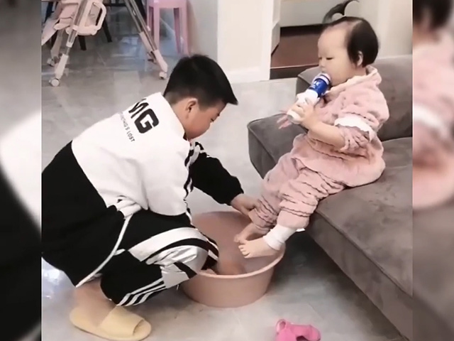 Video Clip Cười - Làm anh trai "khổ" lắm đâu phải chuyện đùa!