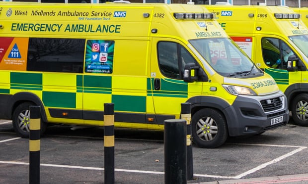 Xe cứu thương của bệnh viện West Midlands, nơi nhận các máy thở chính phủ Anh mua từ Trung Quốc.