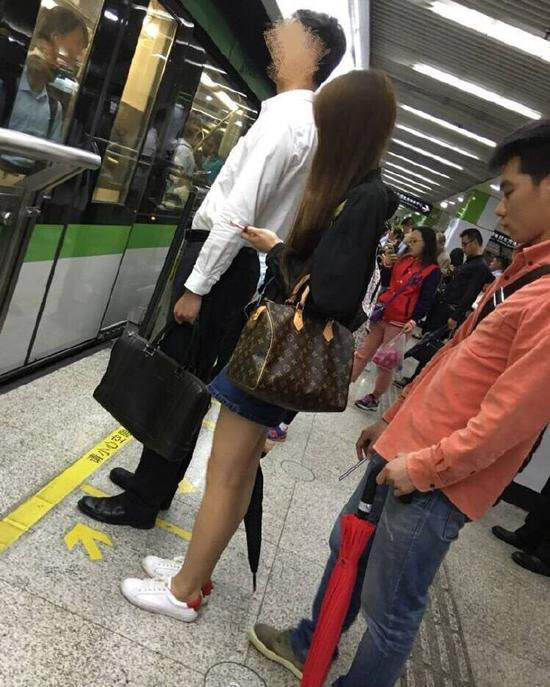 Cô gái bị kẻ khác chụp lén khi đứng đợi tàu điện.&nbsp;