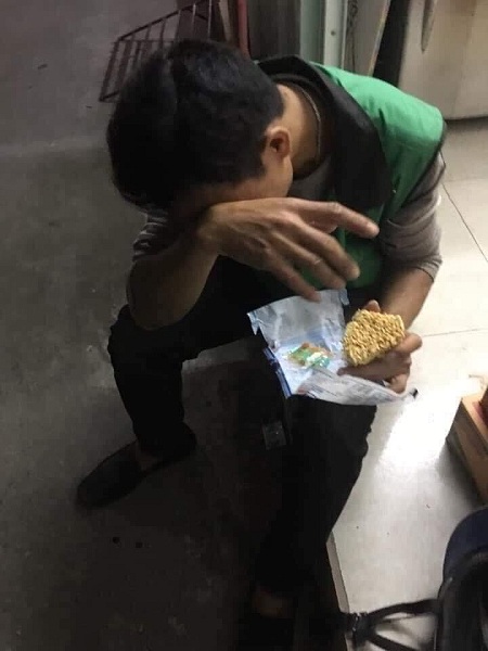 Để hoàn thành công việc được giao, nhiều shipper chỉ kịp ăn vội gói mì tôm sống.