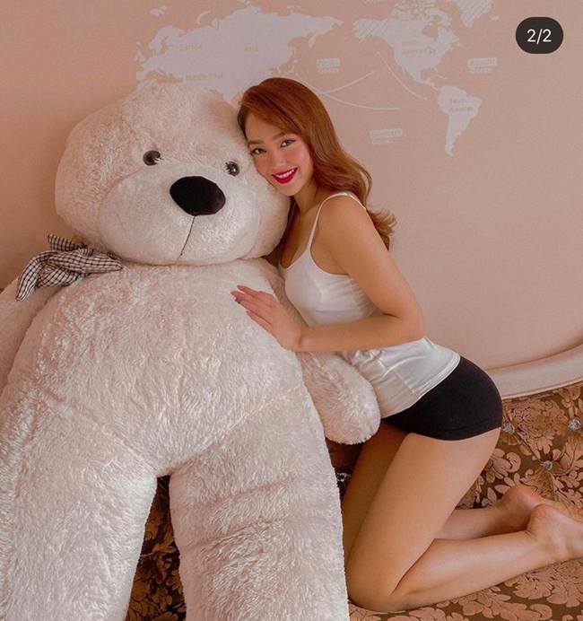 Chính vì thế, Minh Hằng nhiều lần để lộ miếng dán ngực một cách rõ ràng với áo ngoài mỏng.&nbsp;