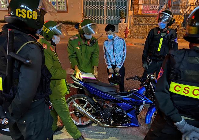 Lực lượng chức năng phối hợp kiểm tra các xe môtô tại TP Đà Lạt