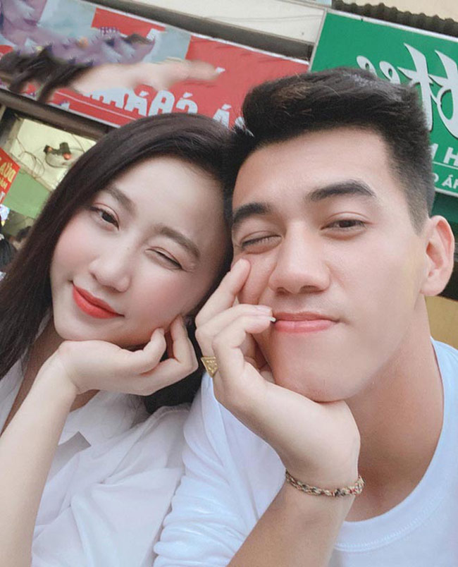 Cầu thủ Tiến Linh và hot girl Huỳnh Hồng Loan công khai tìm hiểu nhau vào tháng 3/2020. 