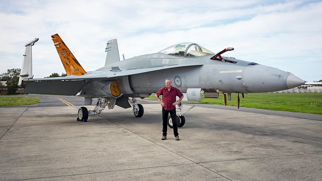 Ông Don Kirlin đang đứng trước một chiếc F/A-18 Hornet của Không quân Hoàng gia Australia.