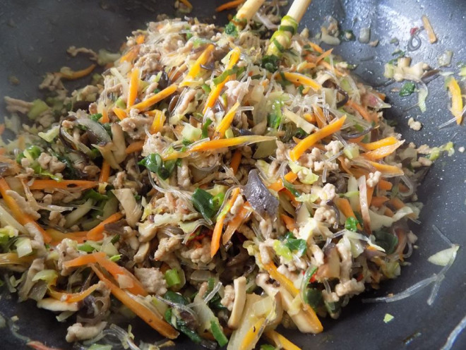 &nbsp;Bắc chảo lên bếp, cho vào 2 muỗng canh dầu, chờ dầu nóng cho hành tây + hành tím và tỏi vào xào thơm, sau đó cho thịt vào xào tơi, tiếp đến cho tất cả các loại rau cùng gia vị vào xào khoảng 8-10 phút. Khi rau cải chín thì cho miến vào trộn đều, nêm nếm lại vừa ăn là tắt bếp.