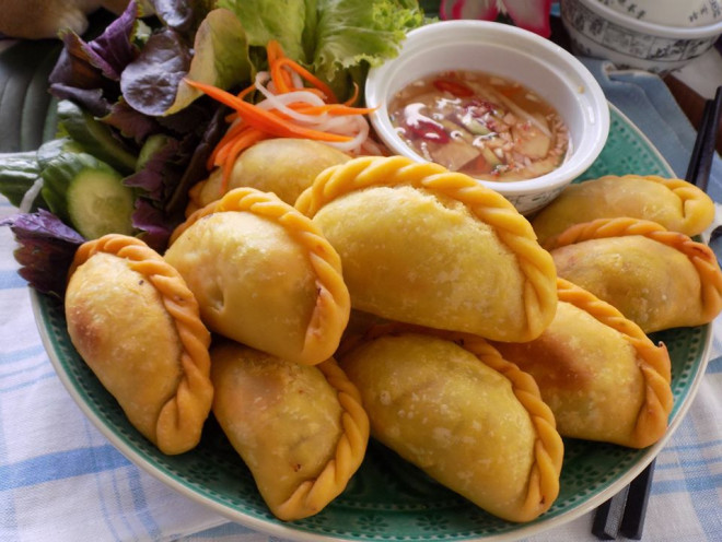 &nbsp;Khi ăn bạn cắt bánh gối ra, chấm cùng nước mắm chua ngọt và ăn kèm rau thơm là chuẩn ngon.&nbsp;