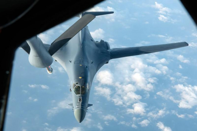 Máy bay ném bom B-1B Lancer của Không quân Mỹ thuộc Phi đội máy bay ném bom 28 tại căn cứ không quân Ellsworth ở bang South Dakota (Mỹ) chuẩn bị tiếp liệu trong chuyến bay 34 giờ ở khu vực Ấn Độ Dương – Thái Bình Dương ngày 30-4. Ảnh: U.S. AIR FORCE&nbsp;