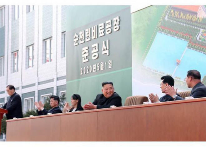 Chùm ảnh: Ông Kim Jong-un lần đầu tái xuất sau 20 ngày - 1