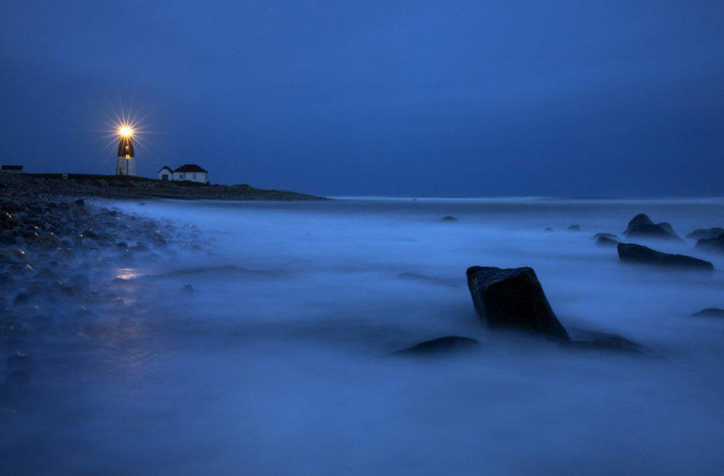 Sóng vỗ bờ đá gần ngọn hải đăng Point Judith ở thị trấn Narragansett trên đảo Rhode - Mỹ. Ảnh: AP