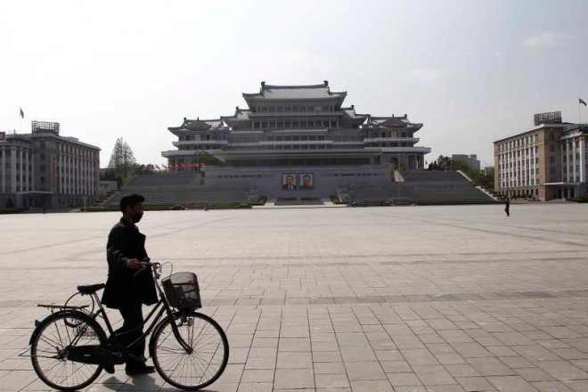 Quảng trường Kim Il-sung ở Bình
Nhưỡng ngày 30-4. Ảnh: AP