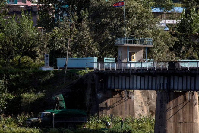 Binh sĩ Triều Tiên dọc hàng rào giáp
với biên giới thị xã Tập An, tỉnh Cát Lâm (Trung Quốc), năm 2017.
Ảnh: AP