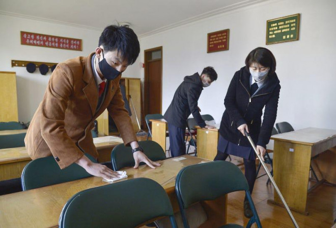 Sinh viên vệ sinh lớp học trước khi
giờ học bắt đầu ở trường đại học nghiên cứu đối ngoại Bình Nhưỡng
ngày 22-4. Ảnh: GETTY IMAGES