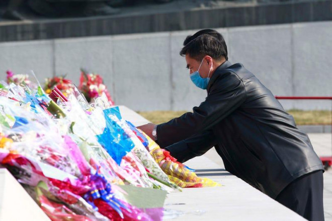 Người dân đặt hoa lên tượng đồng của
cố Chủ tịch Kim Il-sung và cố Chủ tịch Kim Jong-il nhân ngày lễ kỷ
niệm 108 năm ngày sinh của ông Kim Il-sung, ở Bình Nhưỡng ngày
15-4. Ảnh: AP