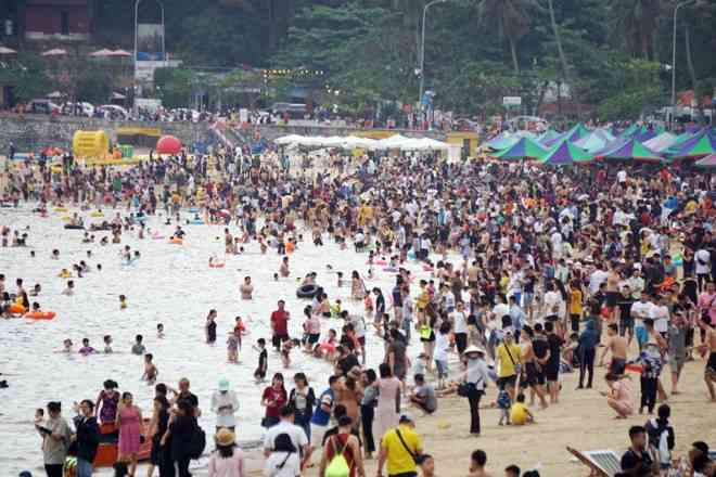 Theo ghi nhận, ngày 2/5 thời tiết tại Đồ Sơn, TP Hải Phòng nắng nóng do đó từ sáng sớm lượng lớn du khách đổ dồn về bãi biển tắm giải nhiệt sau thời gian dài cách ly toàn xã hội.&nbsp;