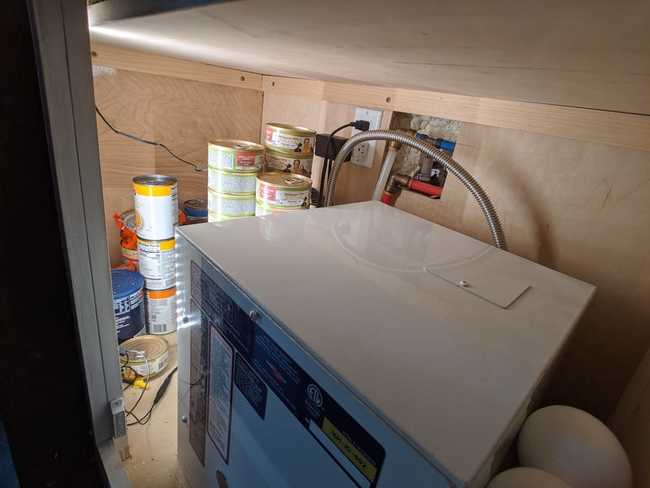 Họ đã tái sử dụng một không gian lưu trữ bên dưới cầu thang, nơi họ cất giữ các vật dụng thiết yếu trong trường hợp khẩn cấp như bão lũ và để lưu trữ thực phẩm đóng hộp thay thế.