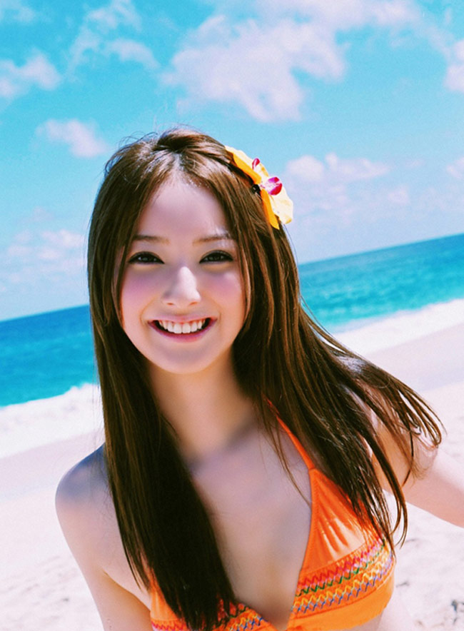 Bên cạnh body gợi cảm, Nozomi Sasaki còn thu hút người đối diện bởi nụ cười tỏa nắng.