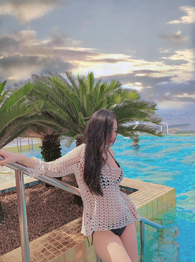 Dạ Thảo của hiện tại thì hoàn toàn khác, sở hữu vẻ đẹp chuẩn hot girl: làn da trắng nõn, đôi mắt to tròn, mũi thẳng, cằm V-line và mái tóc bồng bềnh.