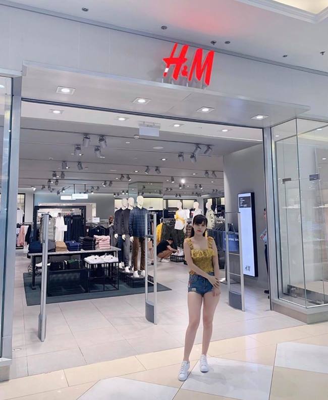 Cô hay mix đồ theo công thức quần short, áo thun cùng giày thể thao hoặc giày cao gót.&nbsp;