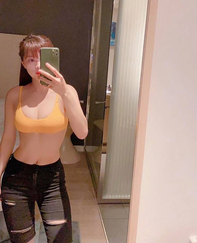 Cô mix cùng croptop hay áo 2 dây, khoe eo thon và vòng 1, vòng 3 nở nang.&nbsp;