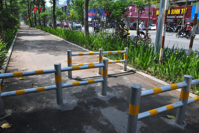 Các hàng rào được dựng lên tại các điểm vào để cấm phương tiện đi lại.